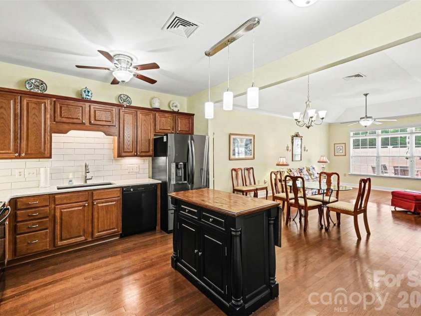 908 Davie Avenue, Statesville, NC 28677.  MLS# CAR4377914, YatesRealty ID 22108. Movable Kitchen Island