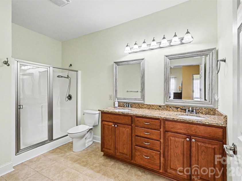 908 Davie Avenue, Statesville, NC 28677.  MLS# CAR4377914, YatesRealty ID 22108. Primary Ensuite Bathroom