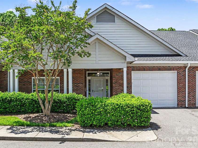 908 Davie Avenue, Statesville, NC 28677.  MLS# CAR4377914, YatesRealty ID 22108. Welcome Home!