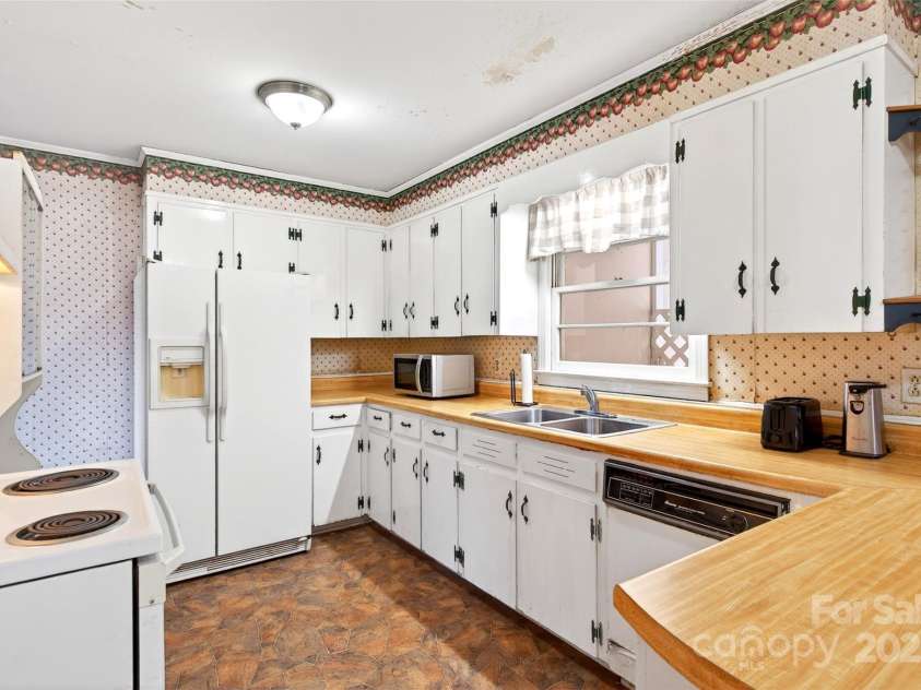 106 Chapel Street, Spruce Pine, NC 28777.  MLS# CAR4248002, YatesRealty ID 2211. 