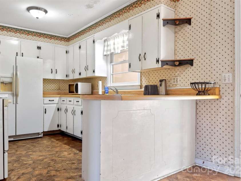 106 Chapel Street, Spruce Pine, NC 28777.  MLS# CAR4248002, YatesRealty ID 2211. 