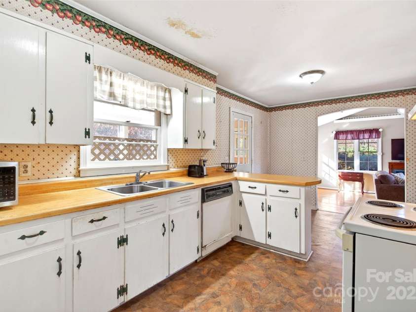 106 Chapel Street, Spruce Pine, NC 28777.  MLS# CAR4248002, YatesRealty ID 2211. 