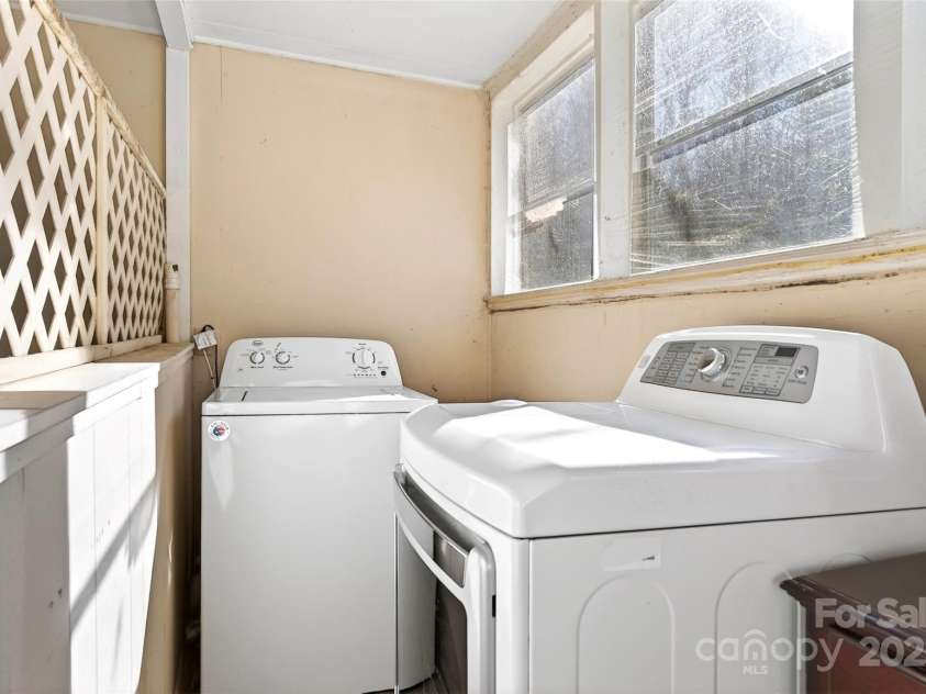 106 Chapel Street, Spruce Pine, NC 28777.  MLS# CAR4248002, YatesRealty ID 2211. 