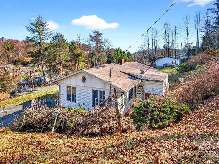 106 Chapel Street, Spruce Pine, NC 28777.  MLS# CAR4248002, YatesRealty ID 2211. 