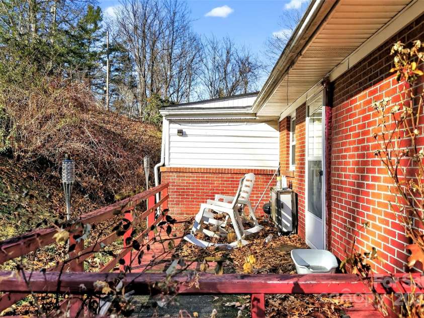 106 Chapel Street, Spruce Pine, NC 28777.  MLS# CAR4248002, YatesRealty ID 2211. 