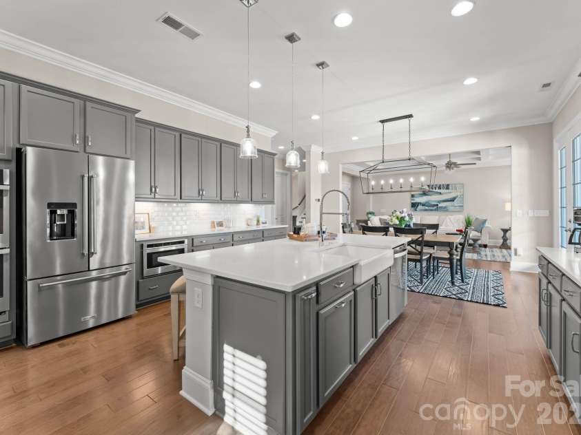 1053 Harlow's Crossing Drive, Matthews, NC 28104.  MLS# CAR4353232, YatesRealty ID 22111. Open kitchen layout with stainless steel appliances