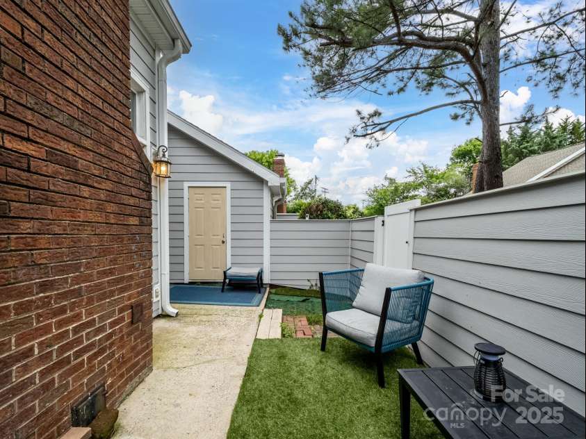 9121 Kings Canyon Drive, Charlotte, NC 28210.  MLS# CAR4264928, YatesRealty ID 22114. 