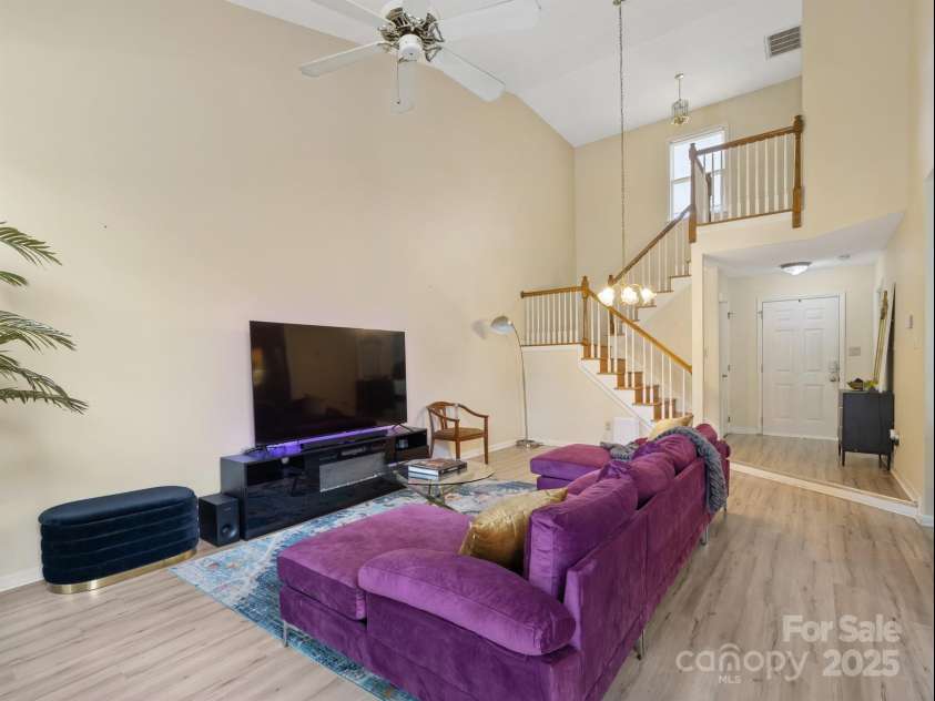 9121 Kings Canyon Drive, Charlotte, NC 28210.  MLS# CAR4264928, YatesRealty ID 22114. Actual great rm/staircase