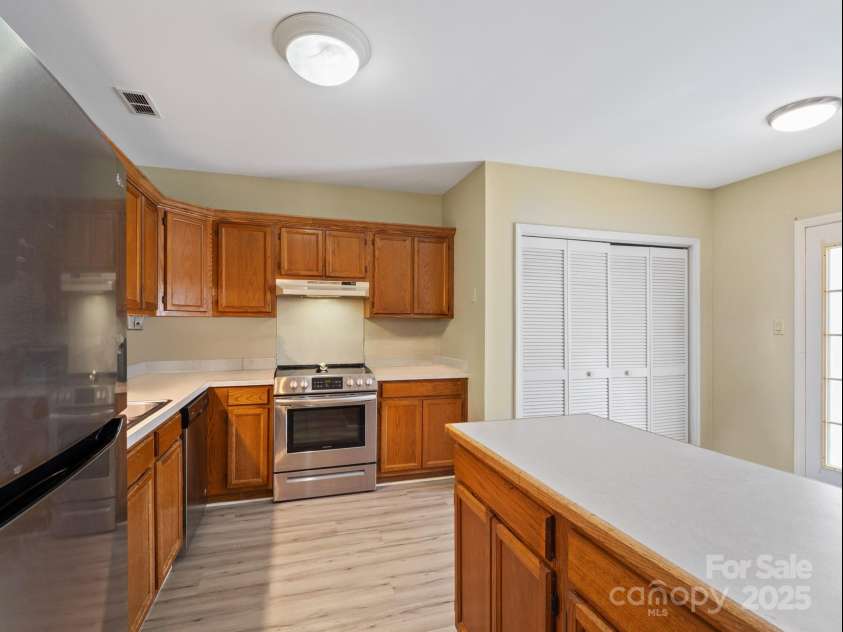 9121 Kings Canyon Drive, Charlotte, NC 28210.  MLS# CAR4264928, YatesRealty ID 22114. Kitchen