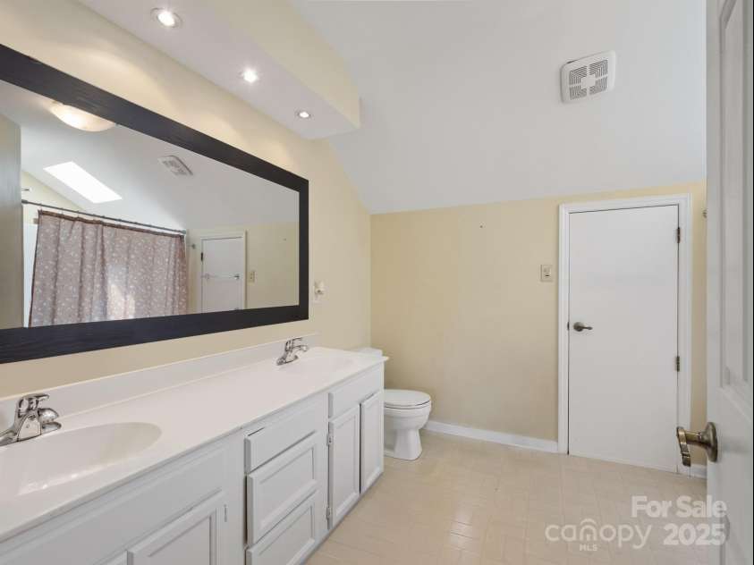 9121 Kings Canyon Drive, Charlotte, NC 28210.  MLS# CAR4264928, YatesRealty ID 22114. Primary bath