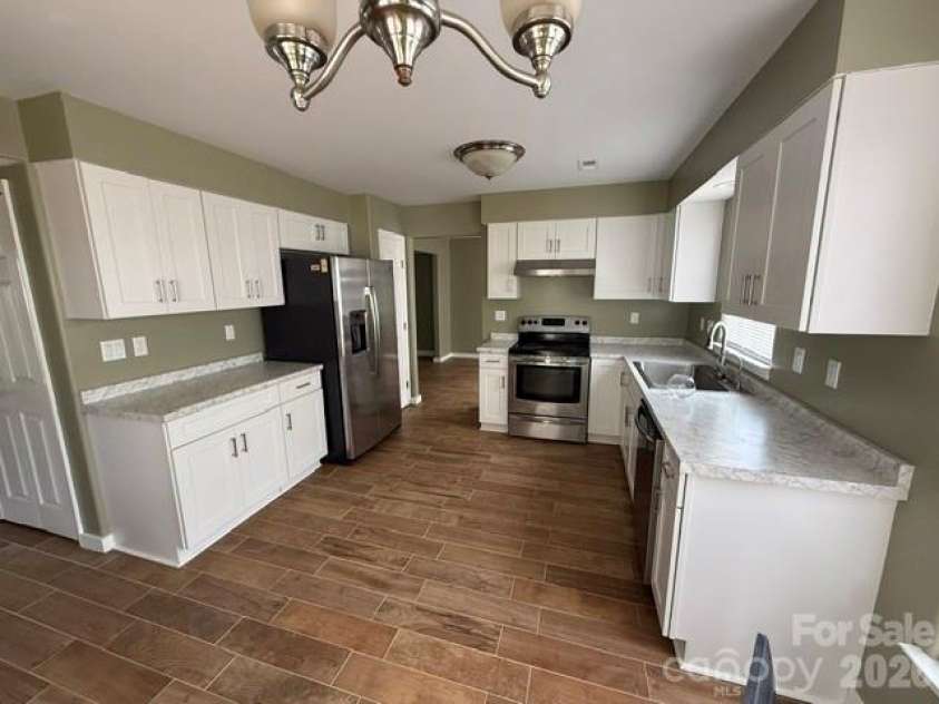 1141 Cureton Place, Charlotte, NC 28217.  MLS# CAR4381082, YatesRealty ID 22116. Kitchen