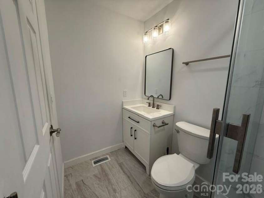 1141 Cureton Place, Charlotte, NC 28217.  MLS# CAR4381082, YatesRealty ID 22116. Upstairs full bath