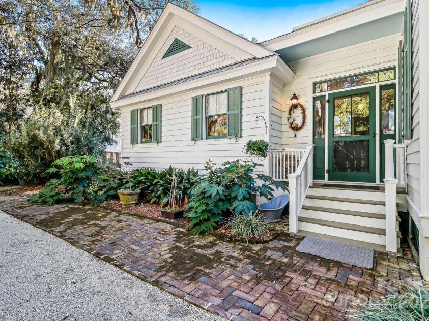 131 Pritchard Street, Bluffton, SC 29910.  MLS# CAR4214365, YatesRealty ID 2212. Owner's Entrance/Mud Room