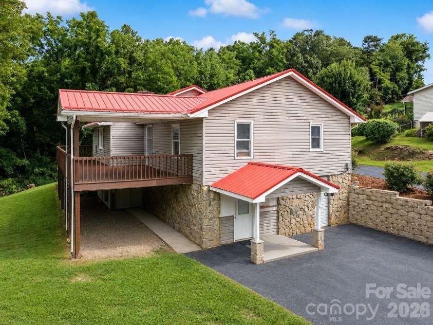 41 Vista Drive, Clyde, NC 28721.  MLS# CAR4378143, YatesRealty ID 22120. 