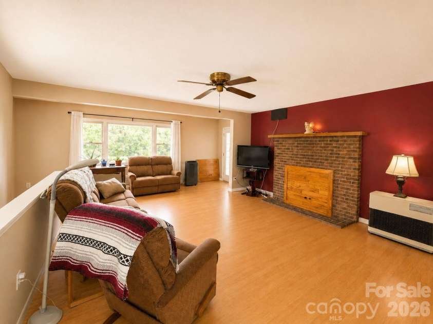 41 Vista Drive, Clyde, NC 28721.  MLS# CAR4378143, YatesRealty ID 22120. 