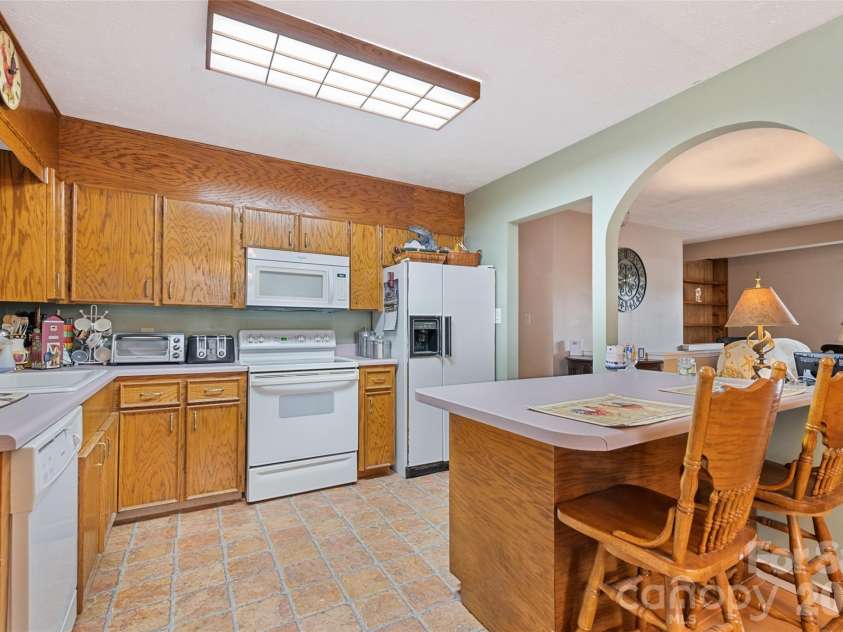 41 Vista Drive, Clyde, NC 28721.  MLS# CAR4378143, YatesRealty ID 22120. 