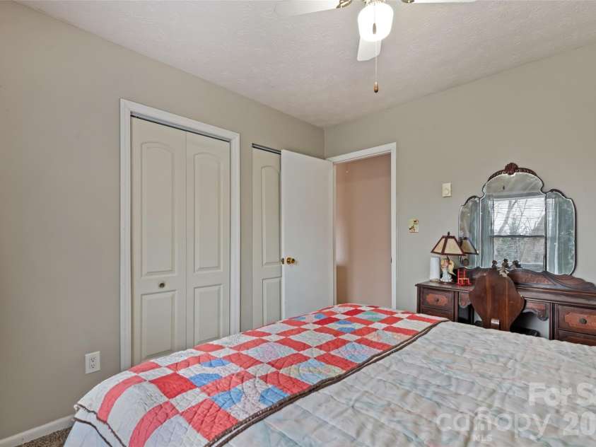 41 Vista Drive, Clyde, NC 28721.  MLS# CAR4378143, YatesRealty ID 22120. 