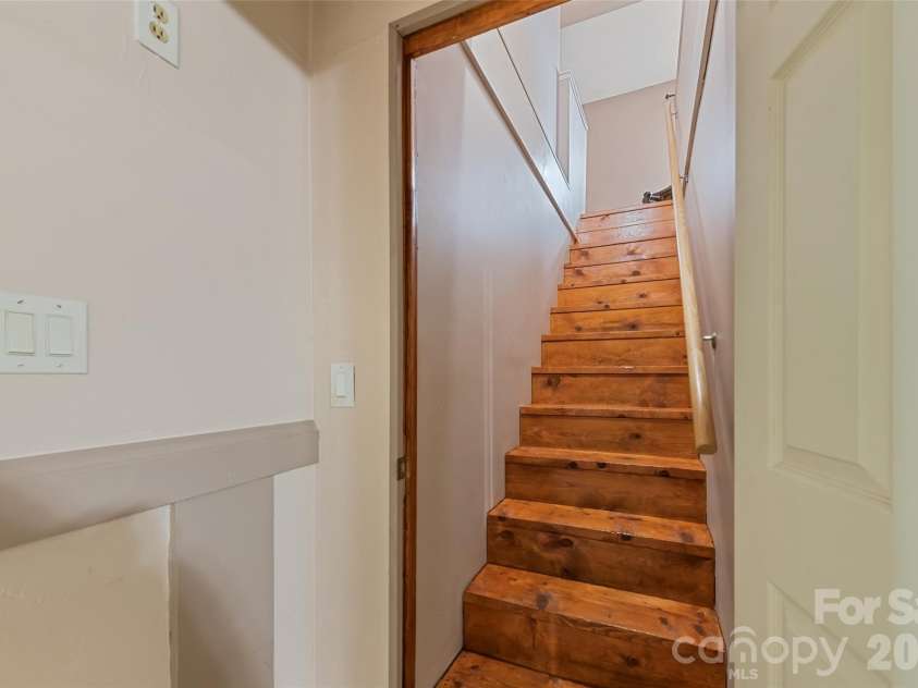 41 Vista Drive, Clyde, NC 28721.  MLS# CAR4378143, YatesRealty ID 22120. 
