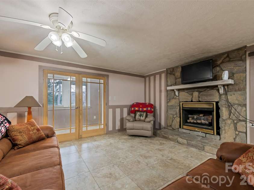 41 Vista Drive, Clyde, NC 28721.  MLS# CAR4378143, YatesRealty ID 22120. 