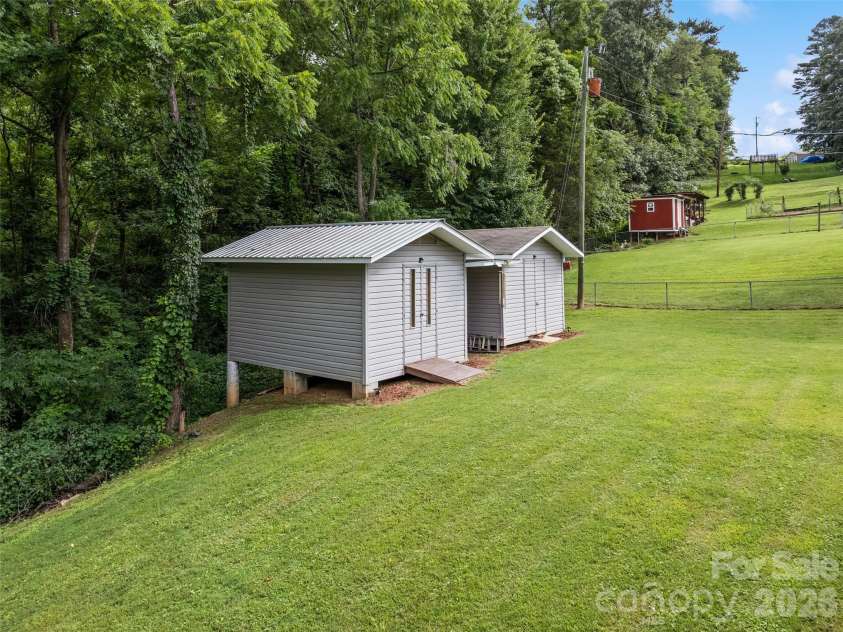 41 Vista Drive, Clyde, NC 28721.  MLS# CAR4378143, YatesRealty ID 22120. 