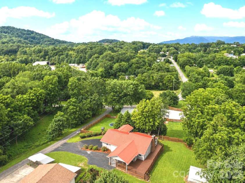41 Vista Drive, Clyde, NC 28721.  MLS# CAR4378143, YatesRealty ID 22120. 