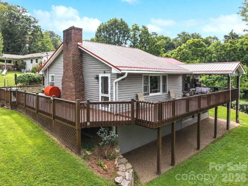 41 Vista Drive, Clyde, NC 28721.  MLS# CAR4378143, YatesRealty ID 22120. 