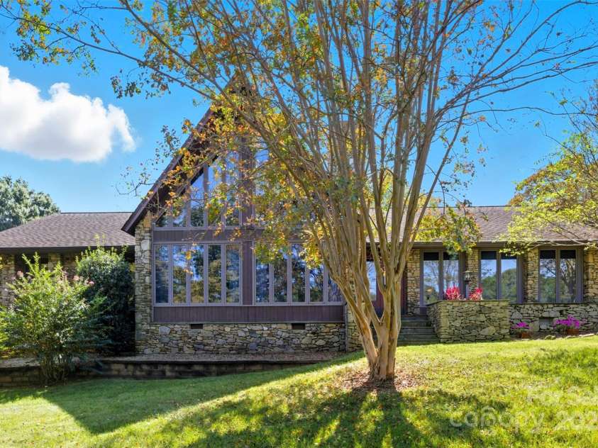 1515 Heatherloch Drive, Gastonia, NC 28054.  MLS# CAR4307044, YatesRealty ID 22121. 