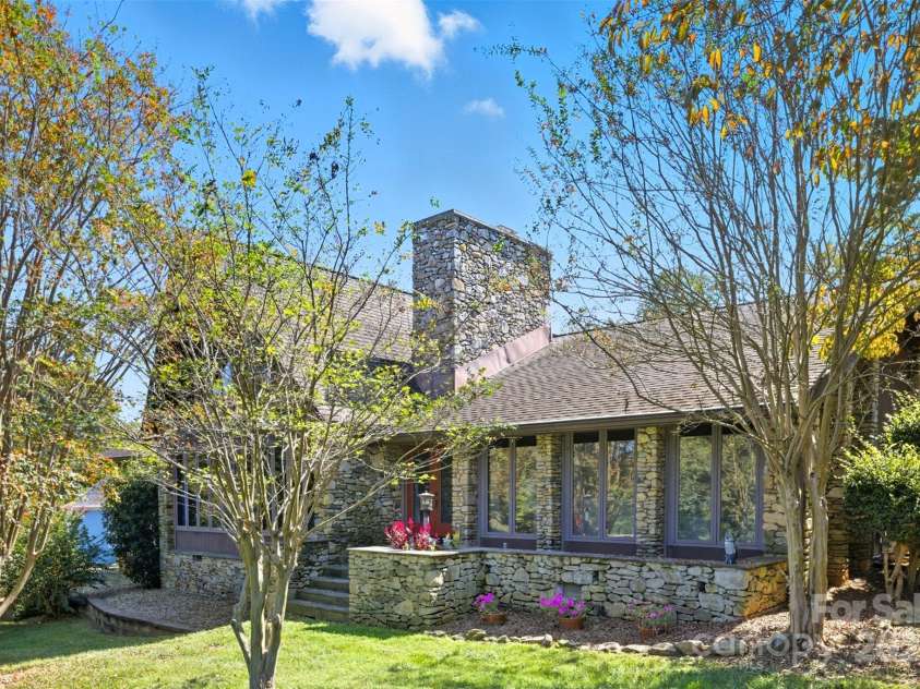 1515 Heatherloch Drive, Gastonia, NC 28054.  MLS# CAR4307044, YatesRealty ID 22121. 