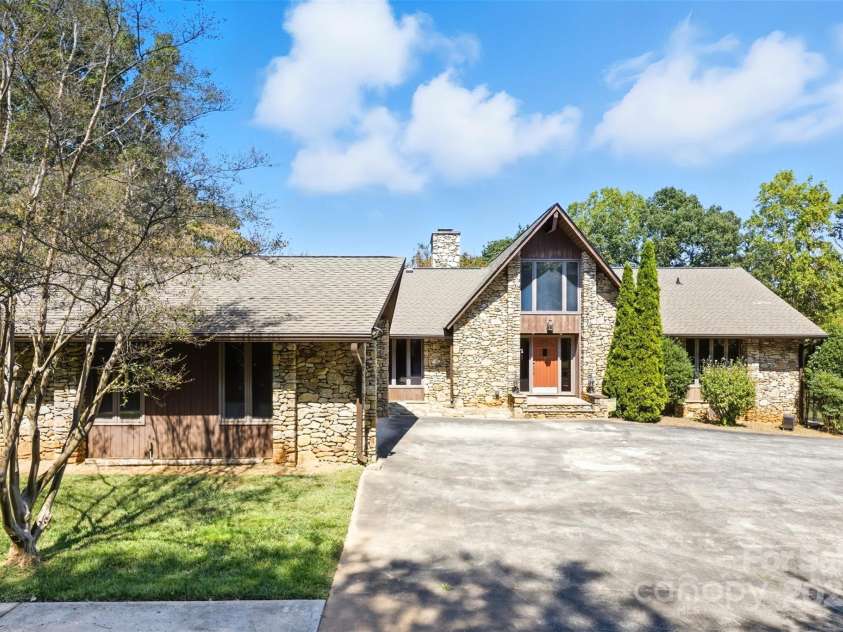 1515 Heatherloch Drive, Gastonia, NC 28054.  MLS# CAR4307044, YatesRealty ID 22121. 