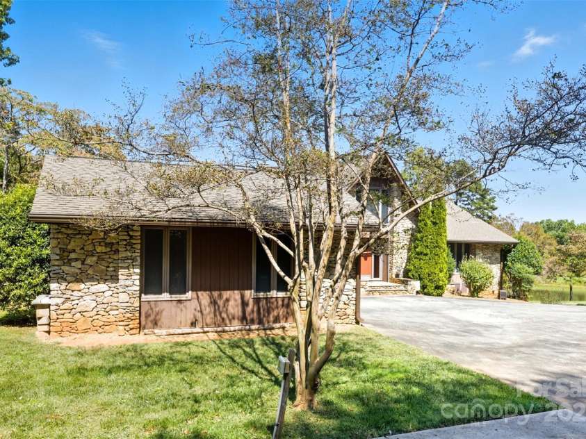 1515 Heatherloch Drive, Gastonia, NC 28054.  MLS# CAR4307044, YatesRealty ID 22121. 