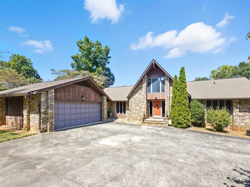 1515 Heatherloch Drive, Gastonia, NC 28054.  MLS# CAR4307044, YatesRealty ID 22121. 