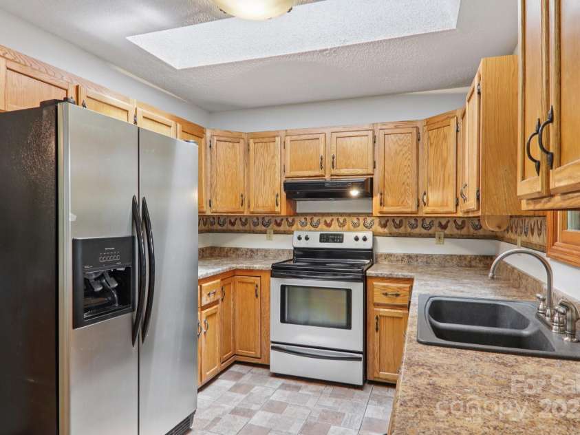 58 Oak Terrace, Arden, NC 28704.  MLS# CAR4269923, YatesRealty ID 22121. 