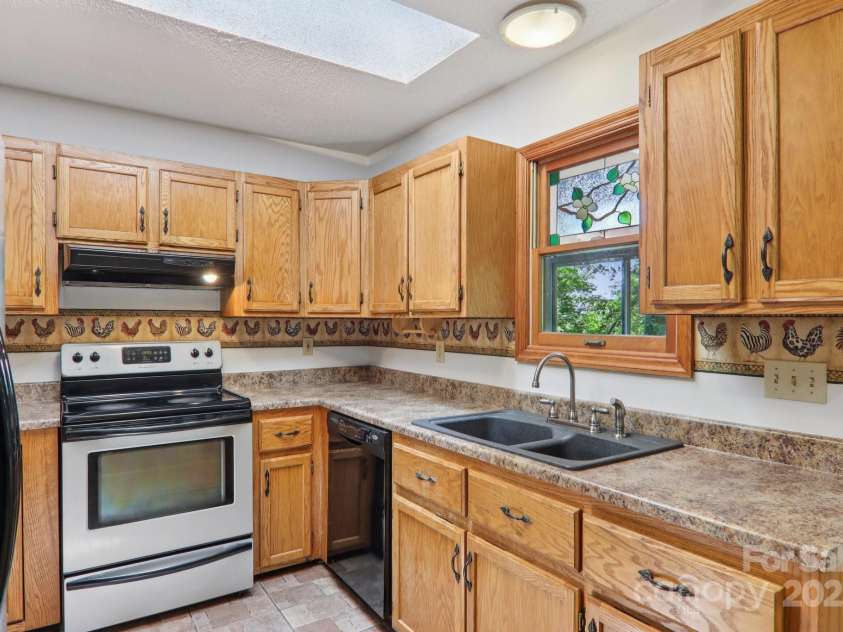 58 Oak Terrace, Arden, NC 28704.  MLS# CAR4269923, YatesRealty ID 22121. 