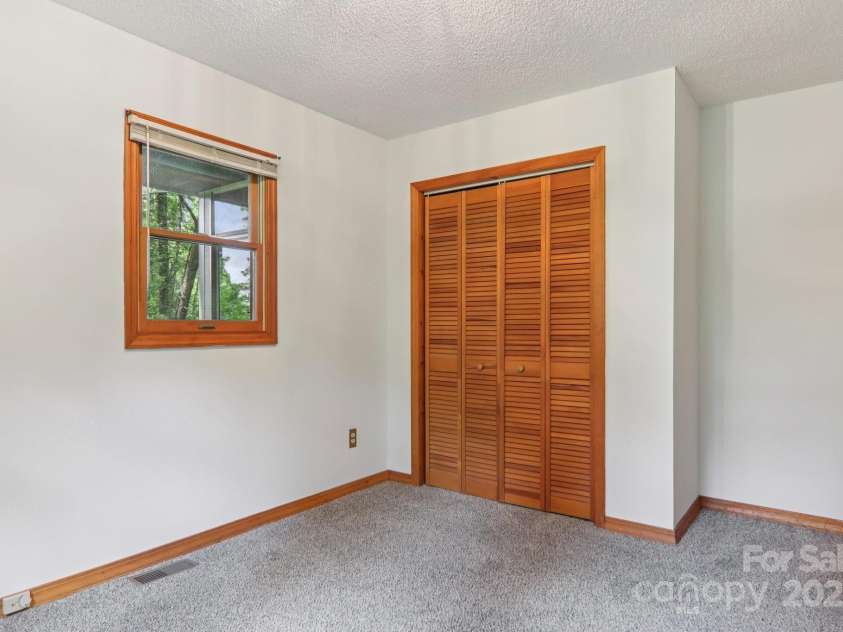 58 Oak Terrace, Arden, NC 28704.  MLS# CAR4269923, YatesRealty ID 22121. 