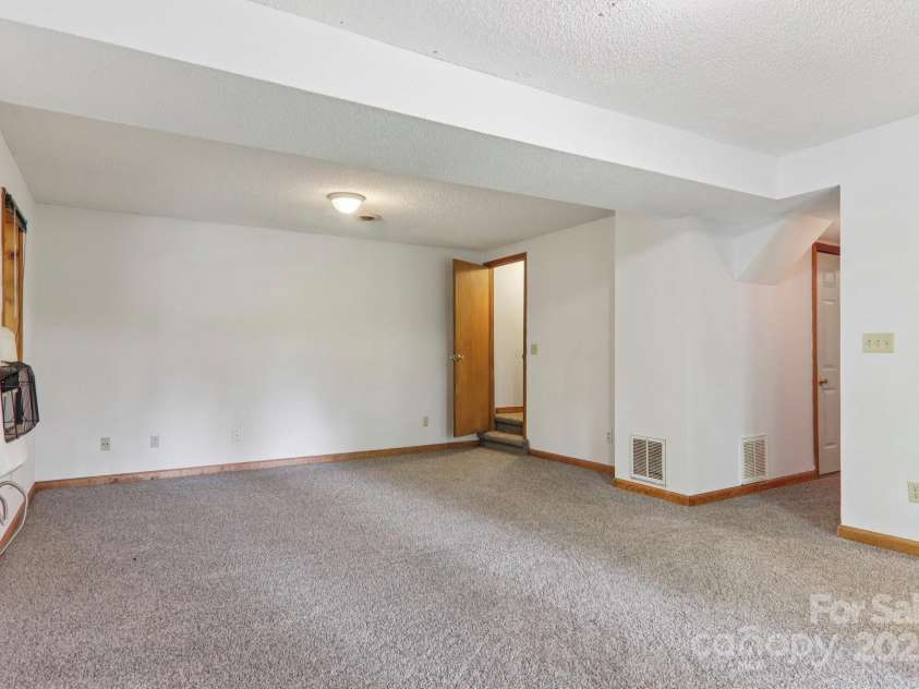 58 Oak Terrace, Arden, NC 28704.  MLS# CAR4269923, YatesRealty ID 22121. 