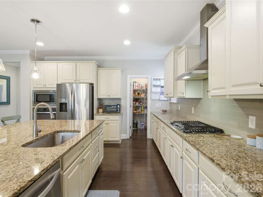 13034 Horned Lark Drive, Charlotte, NC 28278.  MLS# CAR4382228, YatesRealty ID 22122. Kitchen