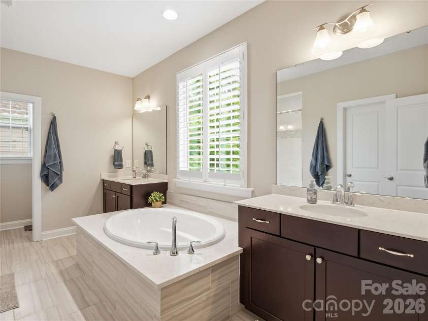 13034 Horned Lark Drive, Charlotte, NC 28278.  MLS# CAR4382228, YatesRealty ID 22122. Luxuet Bath