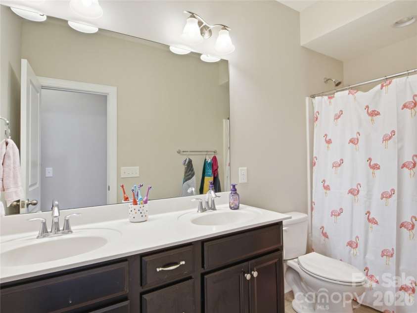 13034 Horned Lark Drive, Charlotte, NC 28278.  MLS# CAR4382228, YatesRealty ID 22122. Upper level Bath