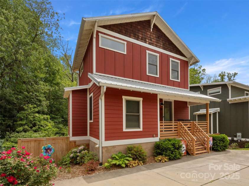 236 Sand Hill Road, Asheville, NC 28806.  MLS# CAR4258123, YatesRealty ID 22122. 