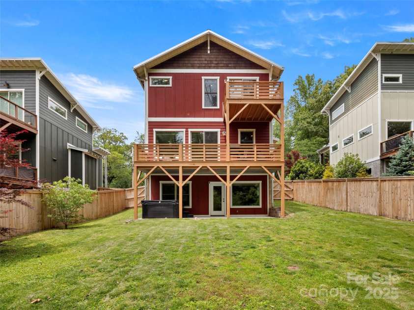 236 Sand Hill Road, Asheville, NC 28806.  MLS# CAR4258123, YatesRealty ID 22122. 