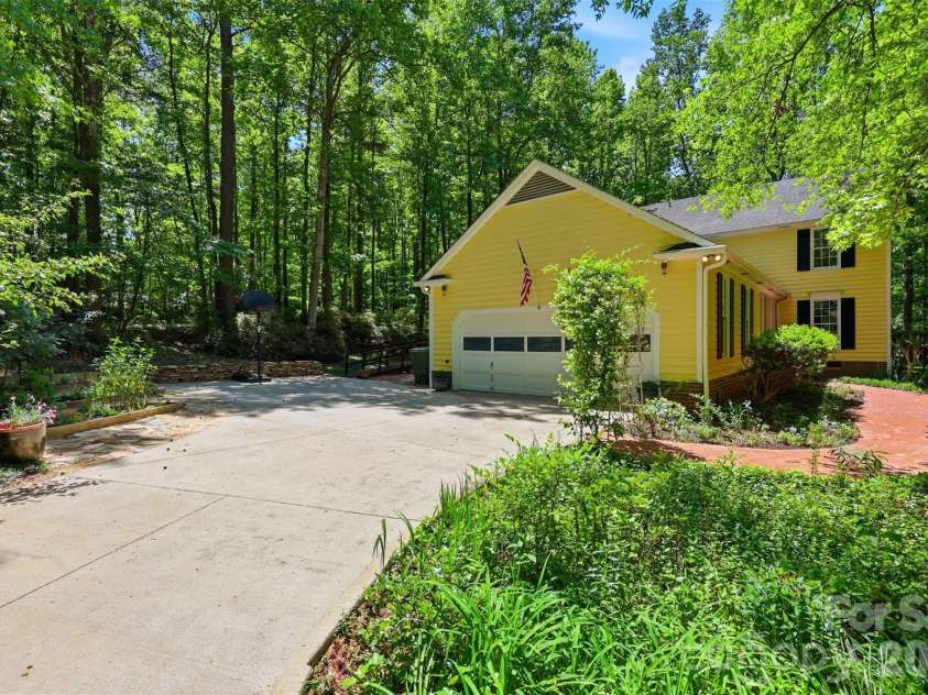 109 Fairway Drive, Fort Mill, SC 29715.  MLS# CAR4375161, YatesRealty ID 22123. 