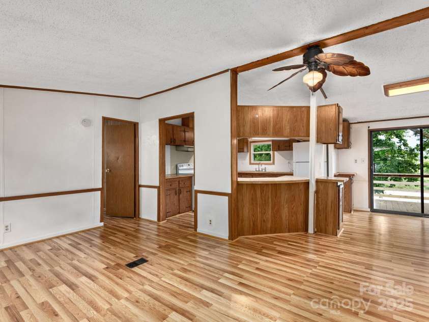 32 Lake Eden Circle, Black Mountain, NC 28711.  MLS# CAR4264861, YatesRealty ID 22123. 