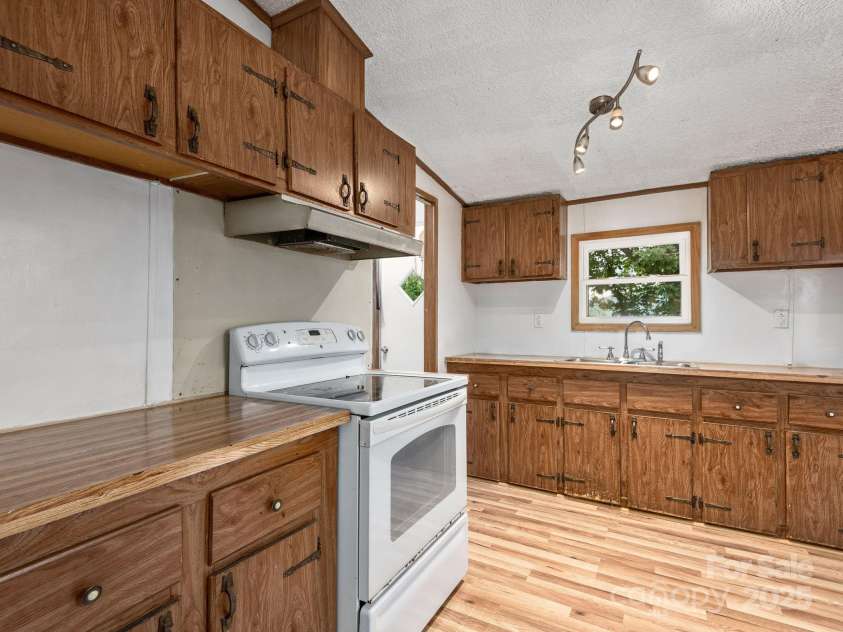 32 Lake Eden Circle, Black Mountain, NC 28711.  MLS# CAR4264861, YatesRealty ID 22123. 