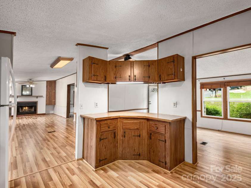 32 Lake Eden Circle, Black Mountain, NC 28711.  MLS# CAR4264861, YatesRealty ID 22123. 