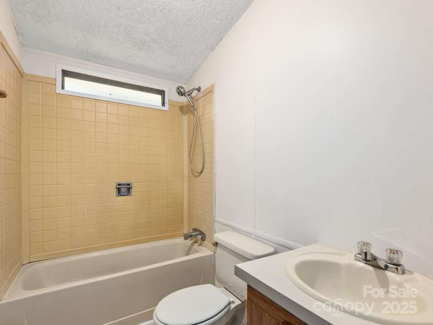 32 Lake Eden Circle, Black Mountain, NC 28711.  MLS# CAR4264861, YatesRealty ID 22123. Bathroom #2