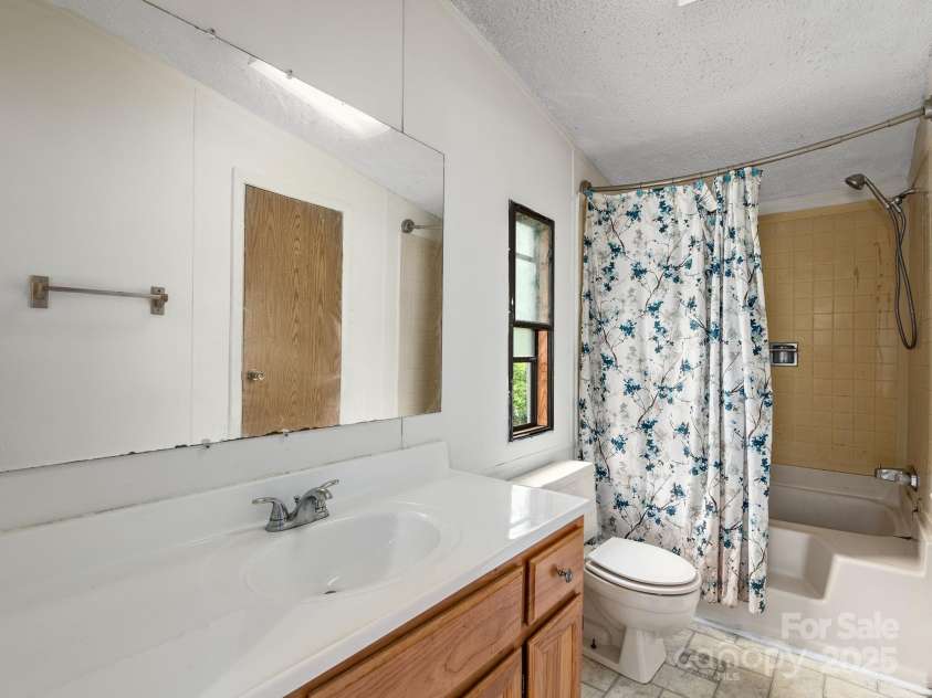 32 Lake Eden Circle, Black Mountain, NC 28711.  MLS# CAR4264861, YatesRealty ID 22123. Primary bathroom
