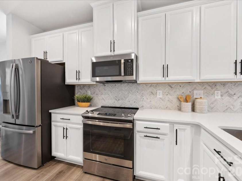 425 Tristram Lane, Charlotte, NC 28205.  MLS# CAR4353124, YatesRealty ID 22125. 