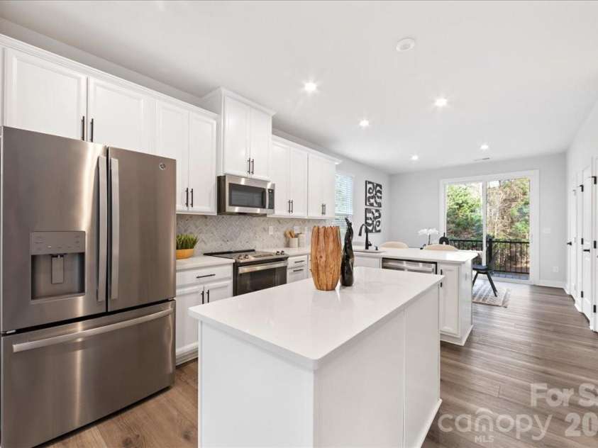 425 Tristram Lane, Charlotte, NC 28205.  MLS# CAR4353124, YatesRealty ID 22125. 
