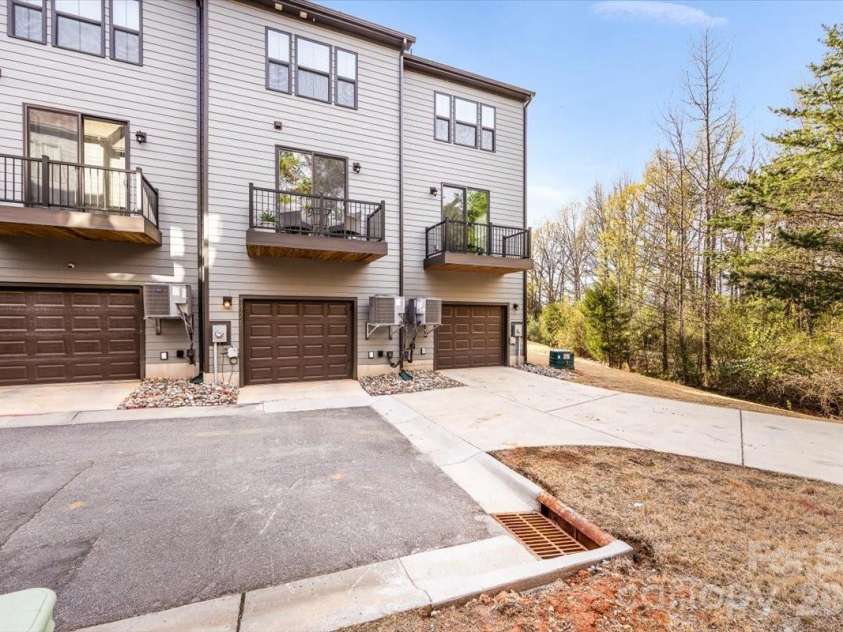 425 Tristram Lane, Charlotte, NC 28205.  MLS# CAR4353124, YatesRealty ID 22125. 