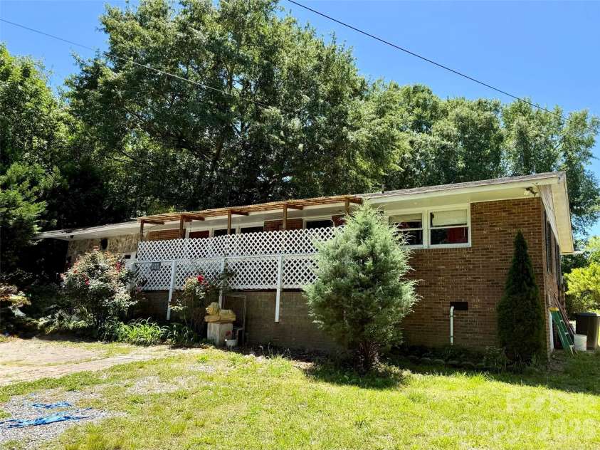 2607 Crescent Lane, Gastonia, NC 28052.  MLS# CAR4382323, YatesRealty ID 22126. 